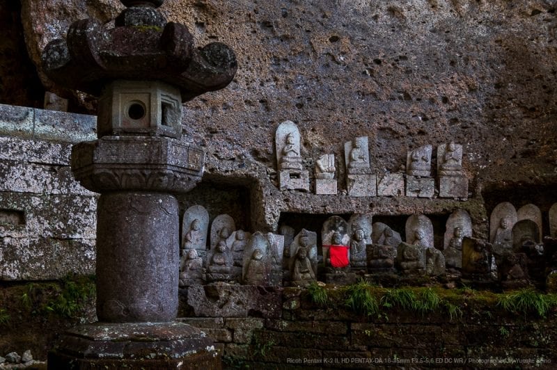 本堂脇の石仏群の写真